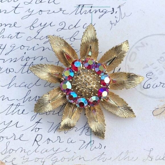 LISNER GOLD TONE FLOWER BROOCH W/ RED AB CRYSTALS - Picture 1 of 8